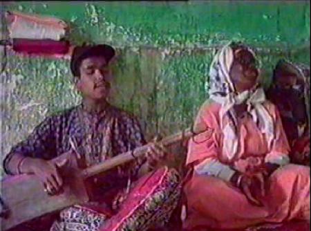 et voila le files de sam c aziz sam avec sa grand mere  dada